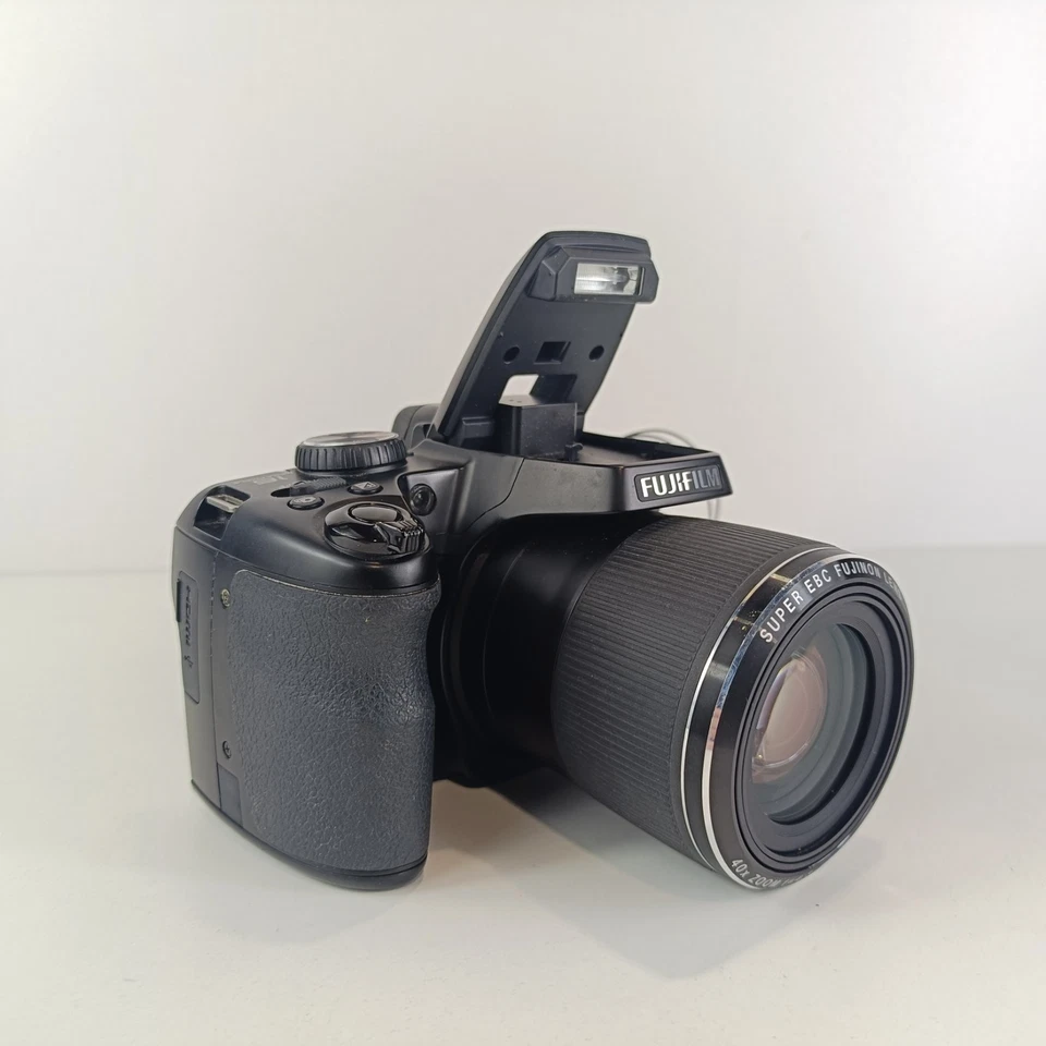 Fujifilm Finepix S8200 16.0MP 40x Superzoom Digital Camera Fujifilm Bridge Cam - Image 2 of 4
