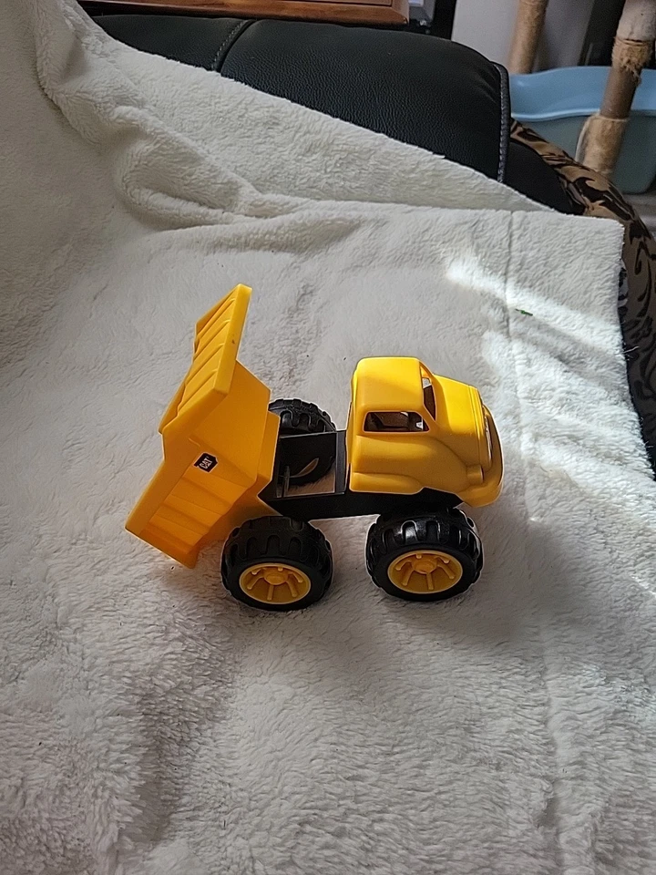 Camión volquete CAT juguete de construcción Foto 3 de 4