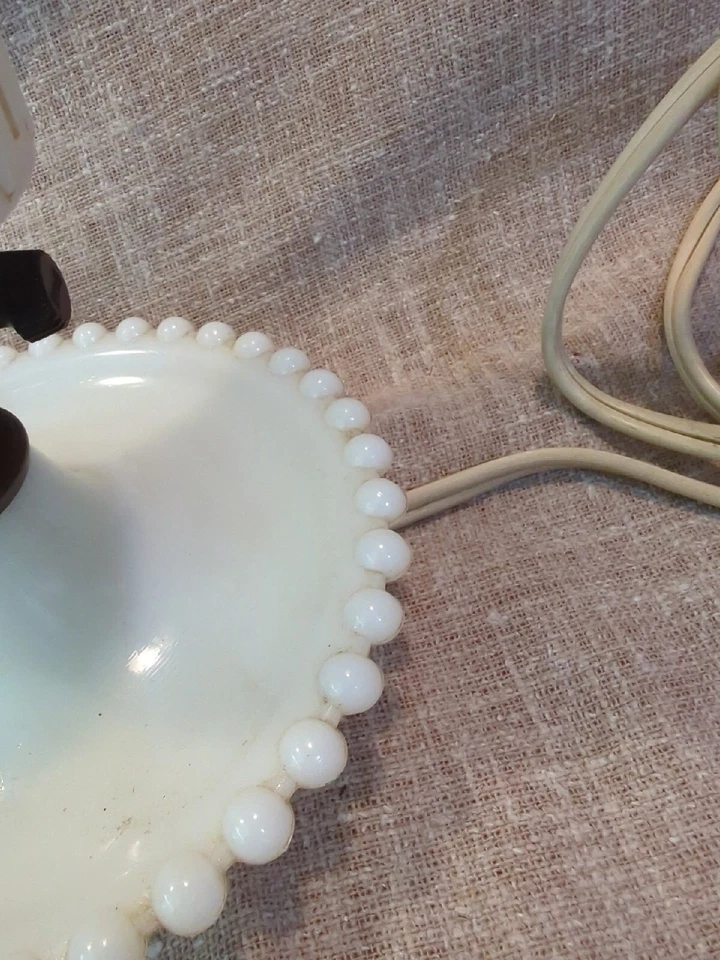 ANTIQUE MILK GLASS TABLE LAMP LIGHT FIXTURE ATOMIC SPACESHIP WHITE VTG RARE - Image 3 of 4