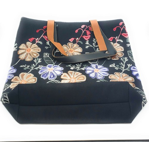 Bolso de Mano Grande de Algodón Tailandés Hermosamente Bordado Patrones Florales Coloridos - Imagen 5 de 34