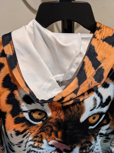 All over Tiger Print Sweatshirt Tag says XL but fits as size Large New - Picture 6 of 6