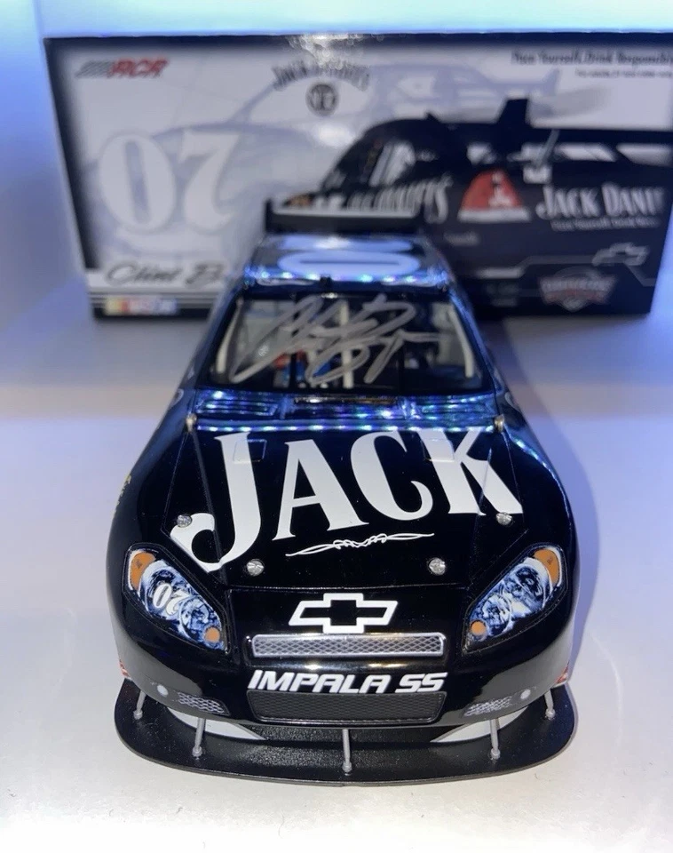 ¡LEER! Clint Bowyer #07 2007 edición LTD Jack Daniel’s NASCAR 1/24 autografiado Foto 2 de 4