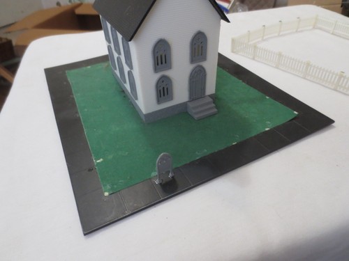 HO 1:87 Scale White Church with Gray Windows Built - Picture 10 of 13