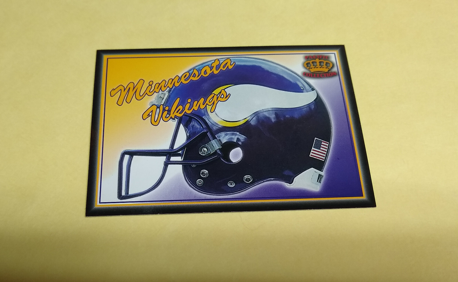 1995 Pacific Prisms Team Helmets #18 Minnesota Vikings Insert