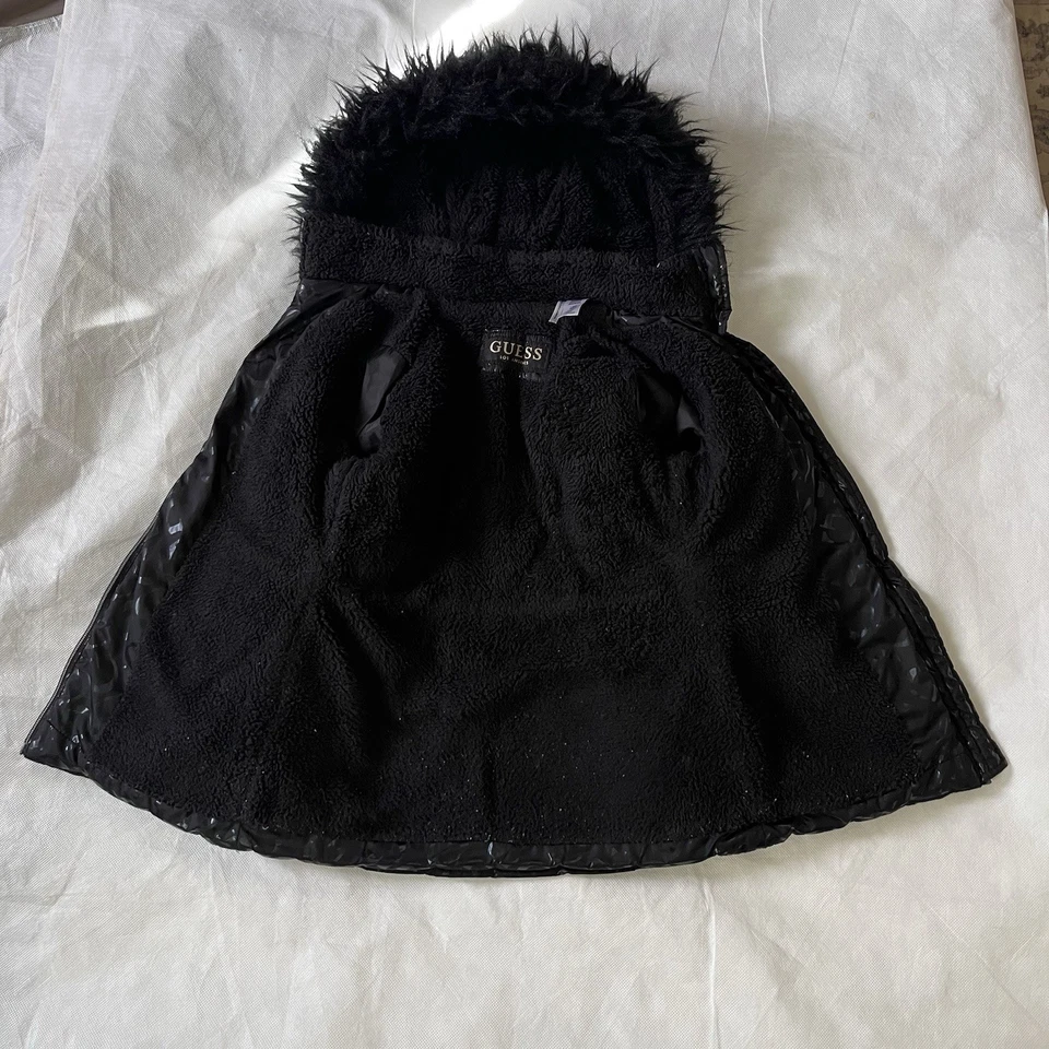 Guess Chaqueta con Capucha Negra con Ribete de Piel para Niñas Talla 6x/L Hinchada Impermeable Foto 4 de 4