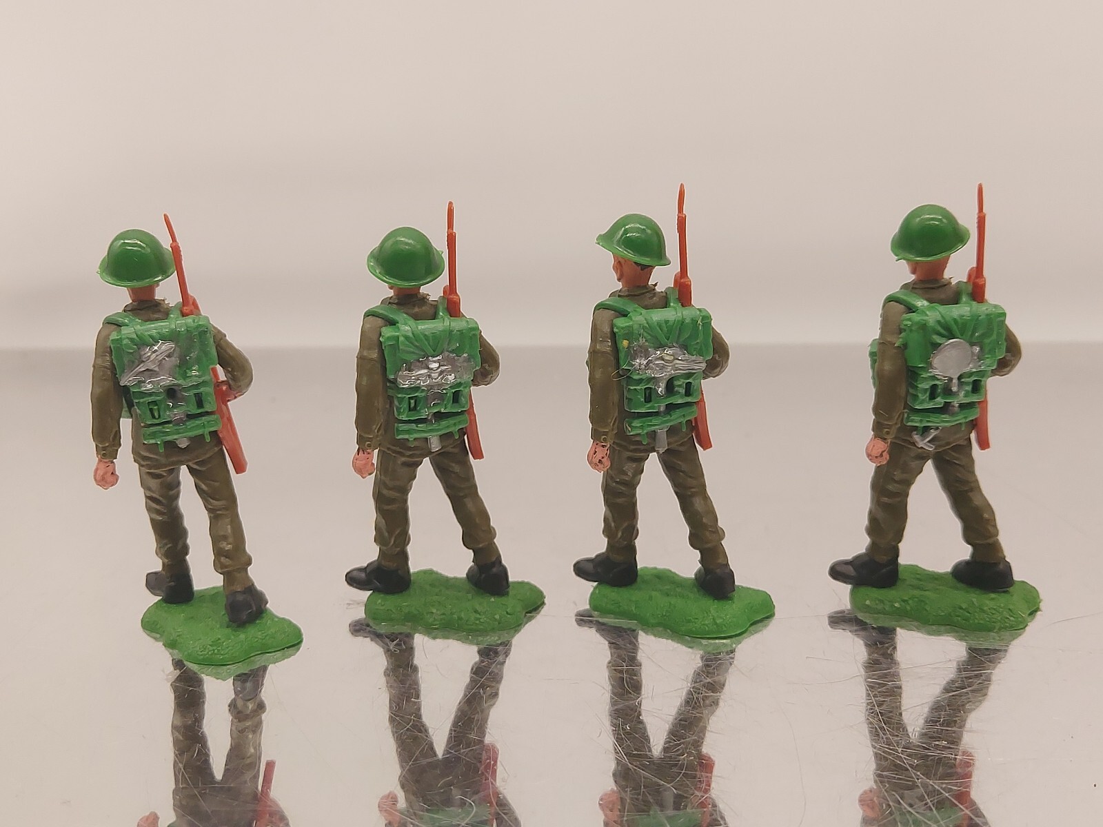 VINTAGE PLASTIC TOY SOLDIER FIGURE BRITAINS SWOPPET WW2 BRITISH TOMMY