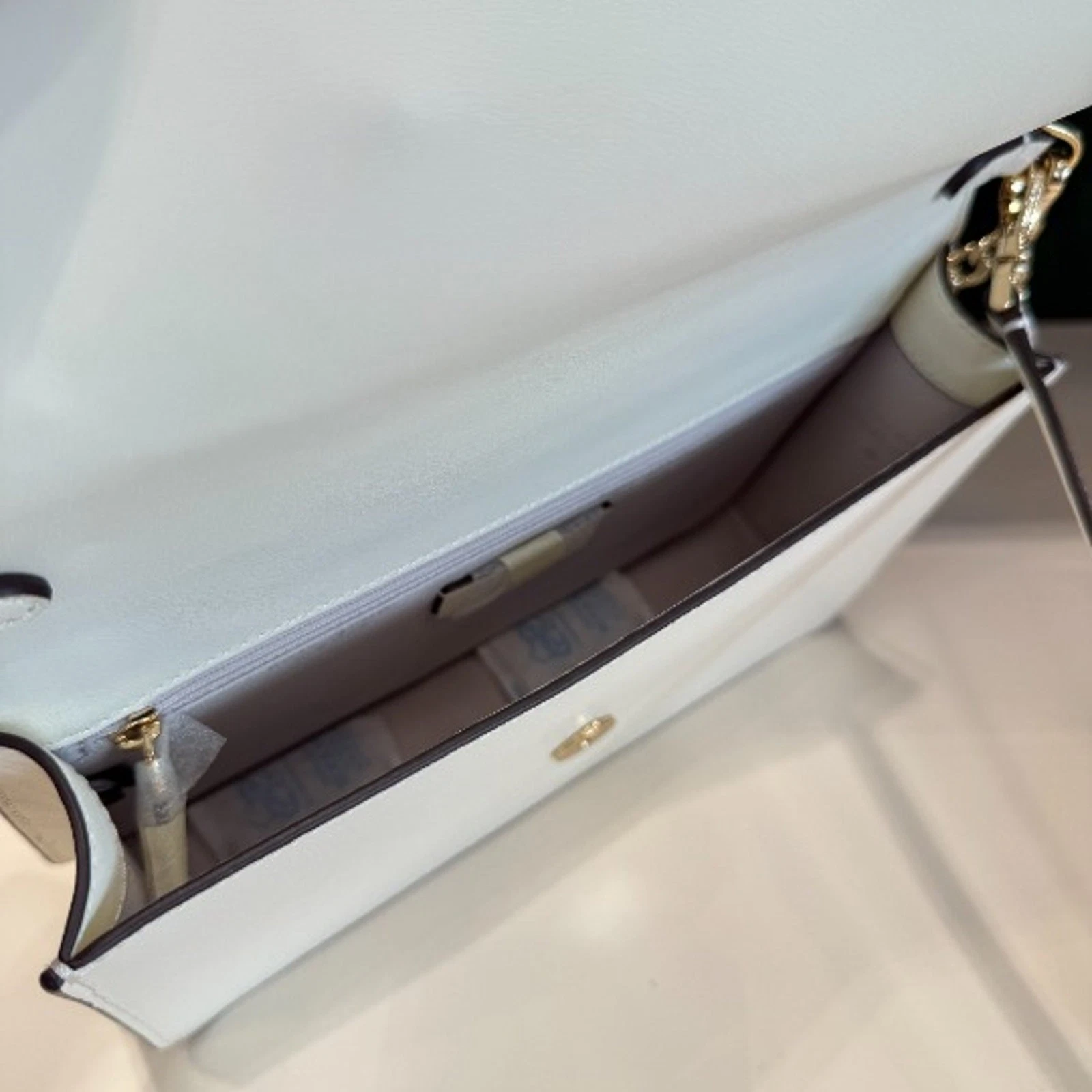 Tracolla convertibile in salice traforato Kate Spade KL036 Madison in meringa