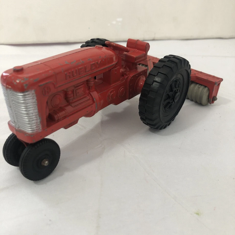 Tractor de granja rojo de juguete Hubley Kiddie de colección con rodillo un accesorio fundido a presión años 60 Foto 2 de 4