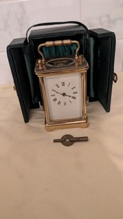 Antike Kutschenuhr im Reiseetui mit Schlüssel. Guter gebrauchter Zustand läuft aber bleibt stehen