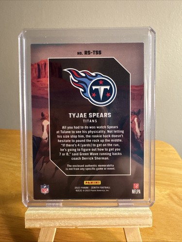 Tyjae Spears (RC) Panini Zenith Rookie Stallions Refractor GU MEM Insert #RS-TSS - Bild 2 von 2