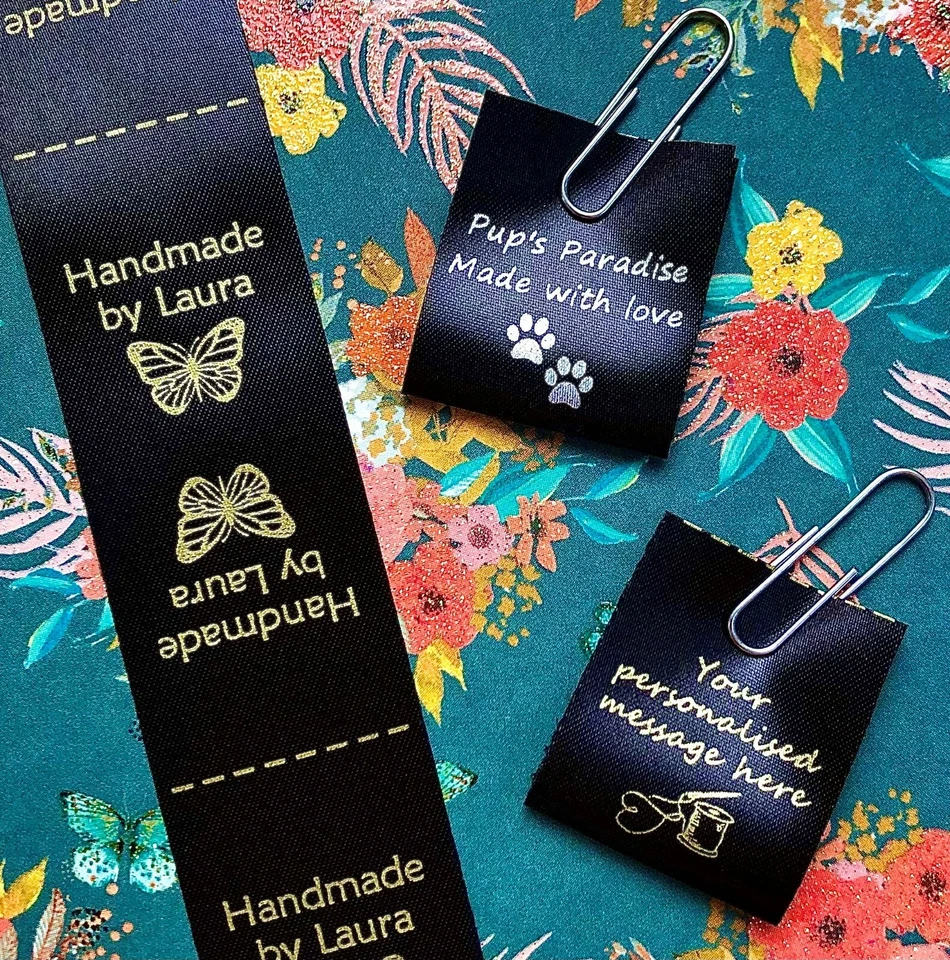 TAGS TAPES & LABELS "Handarbeit" personalisierte Basteletiketten zum Einnähen für Stoff, schwarzes Satinband 25mm