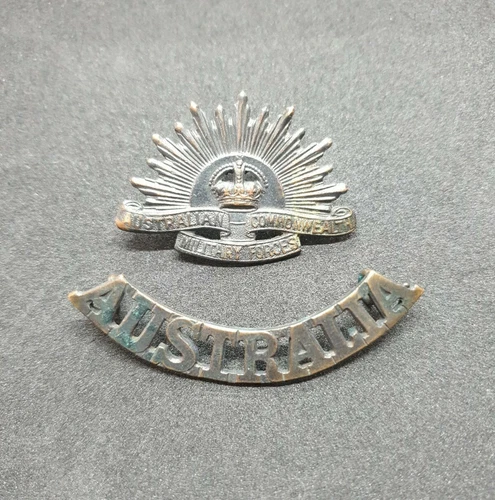 ORIGINAL WW1/WW2 MILITARY FORCES RISING SUN Hat/Collar Vintage Metal Pin Badge