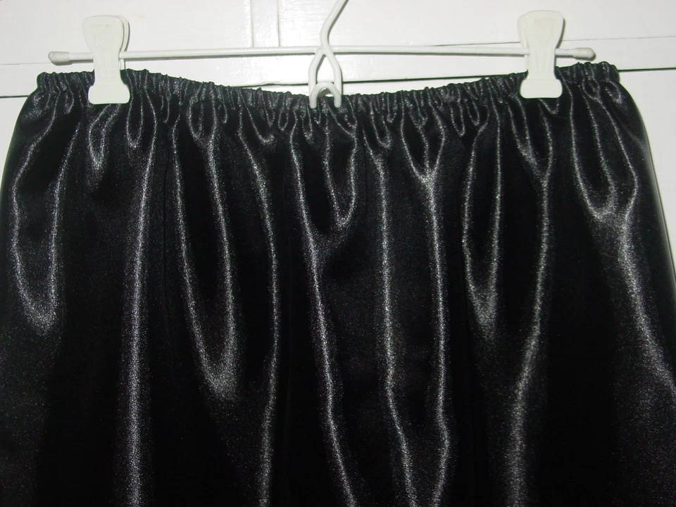 Halloween Negro Satén Medio Deslizamiento Blanco Araña Borde 28"-48" Sissy-XXL 1X 2X NUEVO Foto 2 de 3