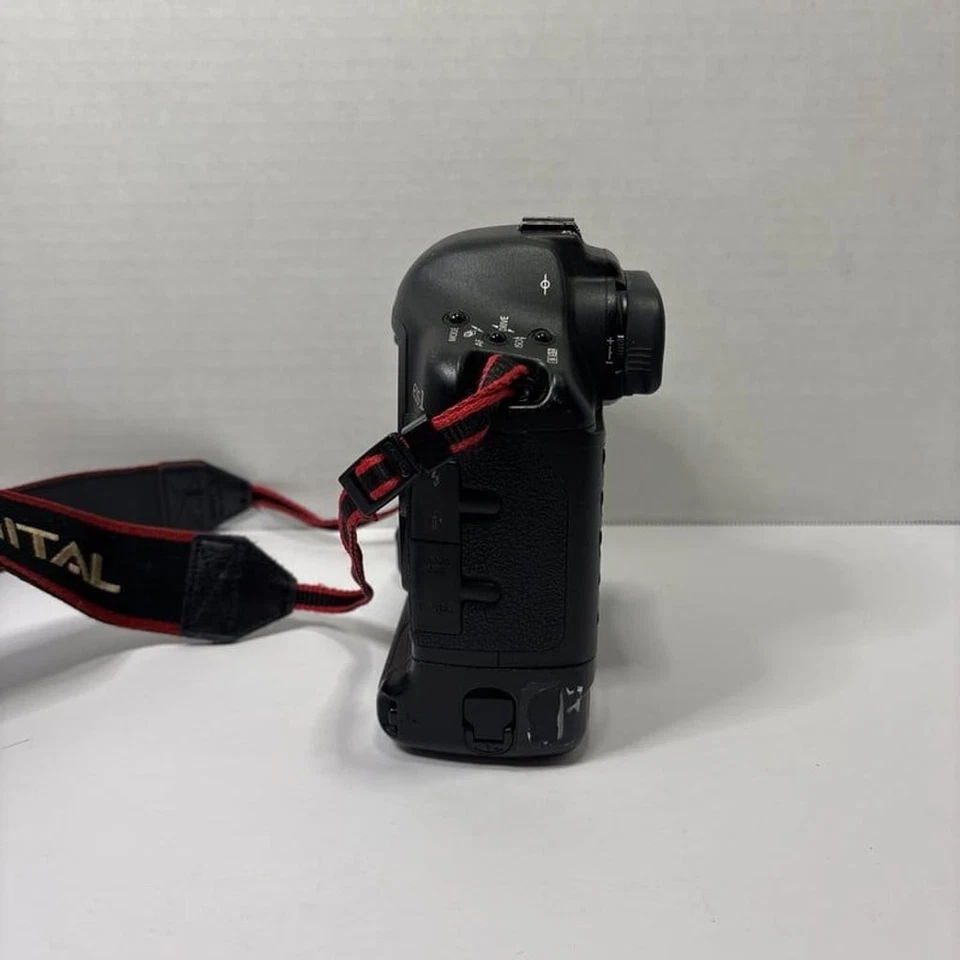 Cuerpo de cámara digital Canon EOS-1D Mark II SLR Foto 4 de 4