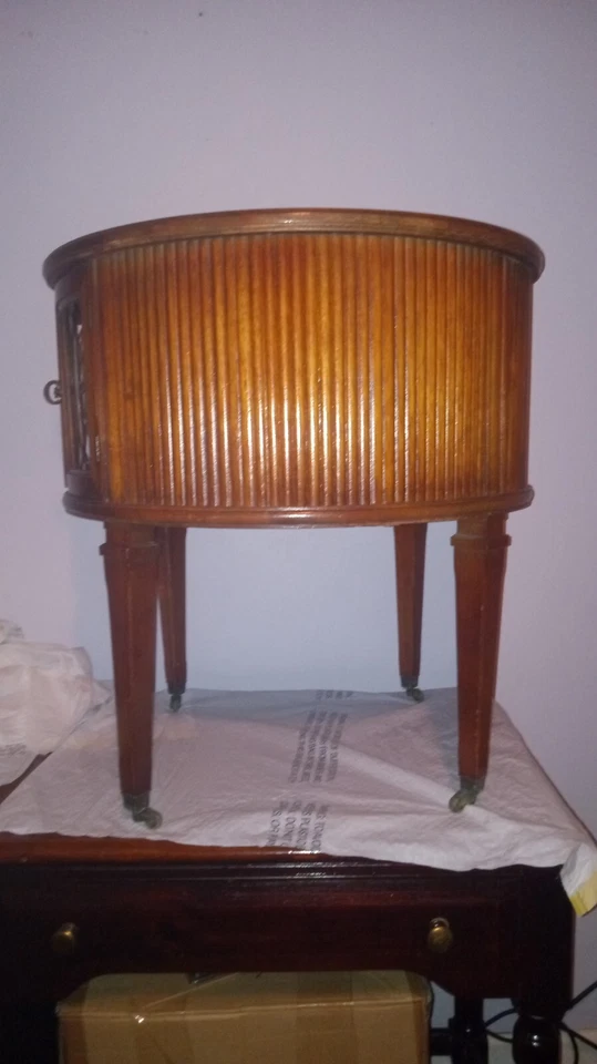 Hermosa mesa auxiliar antigua de caoba con puertas dobles con ruedas de metal Foto 2 de 4