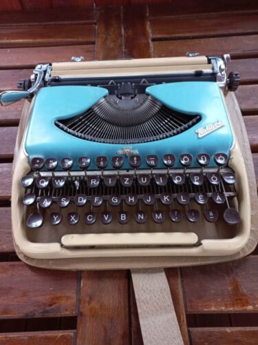 Groma Kolibri 1970's typewriter in excellent condition - Picture 1 of 7