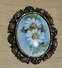 Vtg Hand Painted Daisy Porcelain Brooch Pin Pendant Gold Tone Ribboned Frame USA