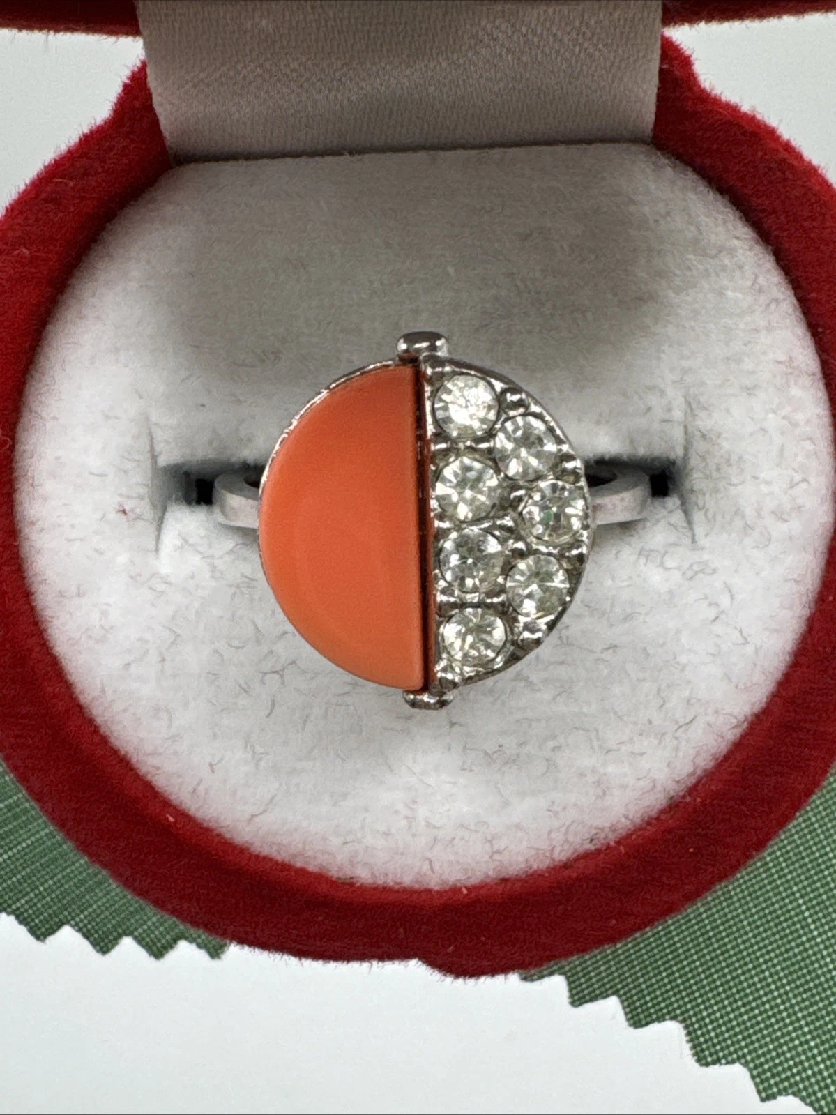 Bague vintage fantaisie argenté avec pierre orange et strass. Taille 53.