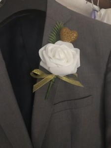 Détails Sur Rose Blanche Bouton Trou Avec Fougère Ruban Doré Et Cœur Mariage Fleurs Afficher Le Titre Dorigine