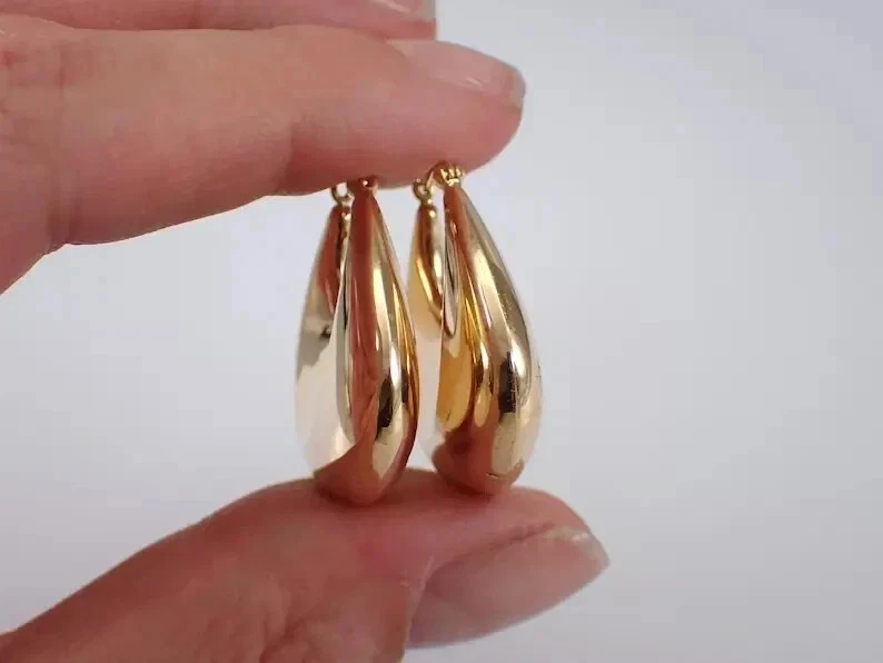 Delicados aretes tipo argolla Huggie gruesos vintage enchapados en oro amarillo de 14K para mujer Foto 4 de 4