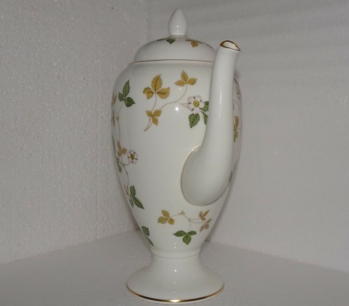 Wedgwood Wild Strawberry Coffee Pot with Lid Bone China - Picture 7 of 12