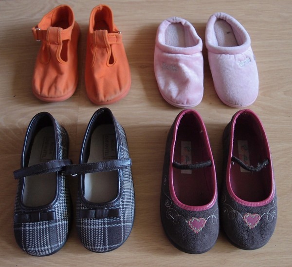 Lote calzado niña nº 27: 4 pares de merceditas y zapatillas. COMBINO ENVÍOS