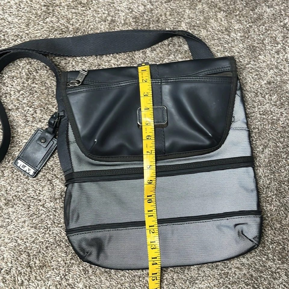 TUMI ALPHA BRAVO TRAVIS CROSSBODY MESSENGER BAG BLACK GREY IN REFLECTIVE SILVER - Image 3 of 4