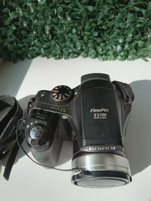 FujiFilm FinePix S5700 Digital Camera-7.1 MP-10x Optical Zoom-Easy to Use-READ