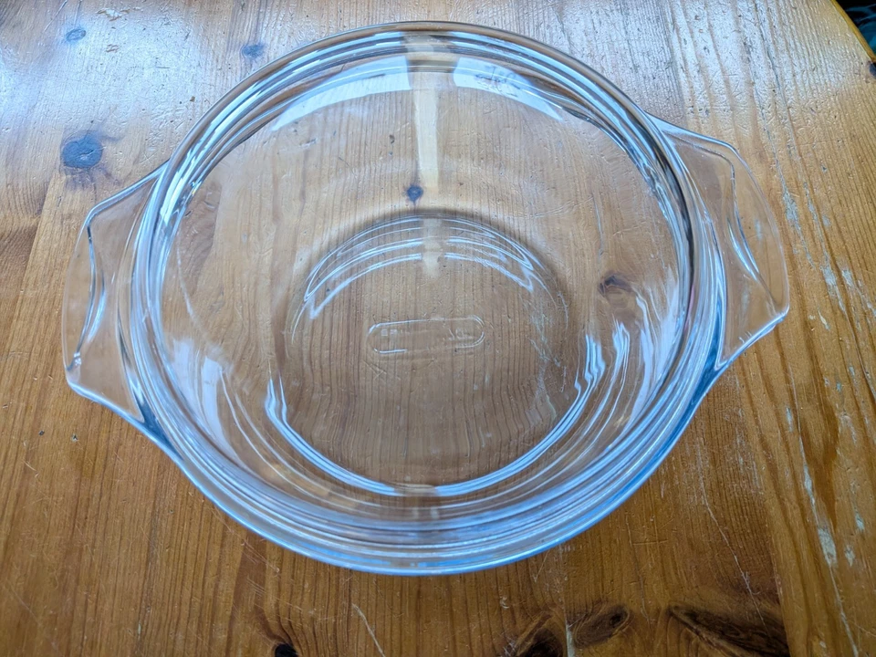 Large 22cm Pyrex Casserole Dish With Lid. Good Condition. - Image 1 of 4