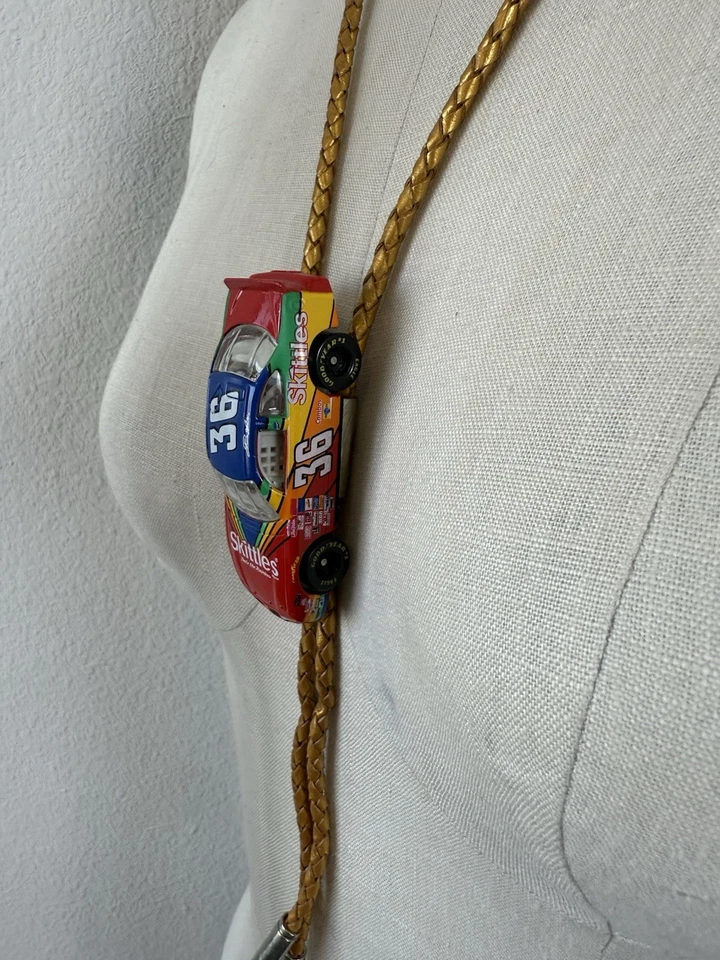 NASCAR #36 Skittles coche de carreras bolo corbata cuerda trenzada dorada estilo occidental Foto 2 de 4