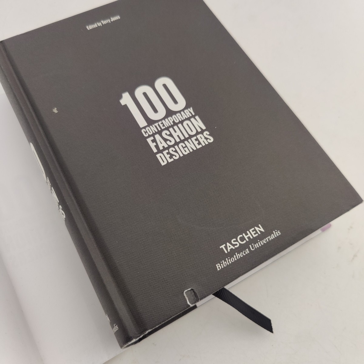 100 Contemporary Fashion Designers A-Z by Terry Jones. 2016