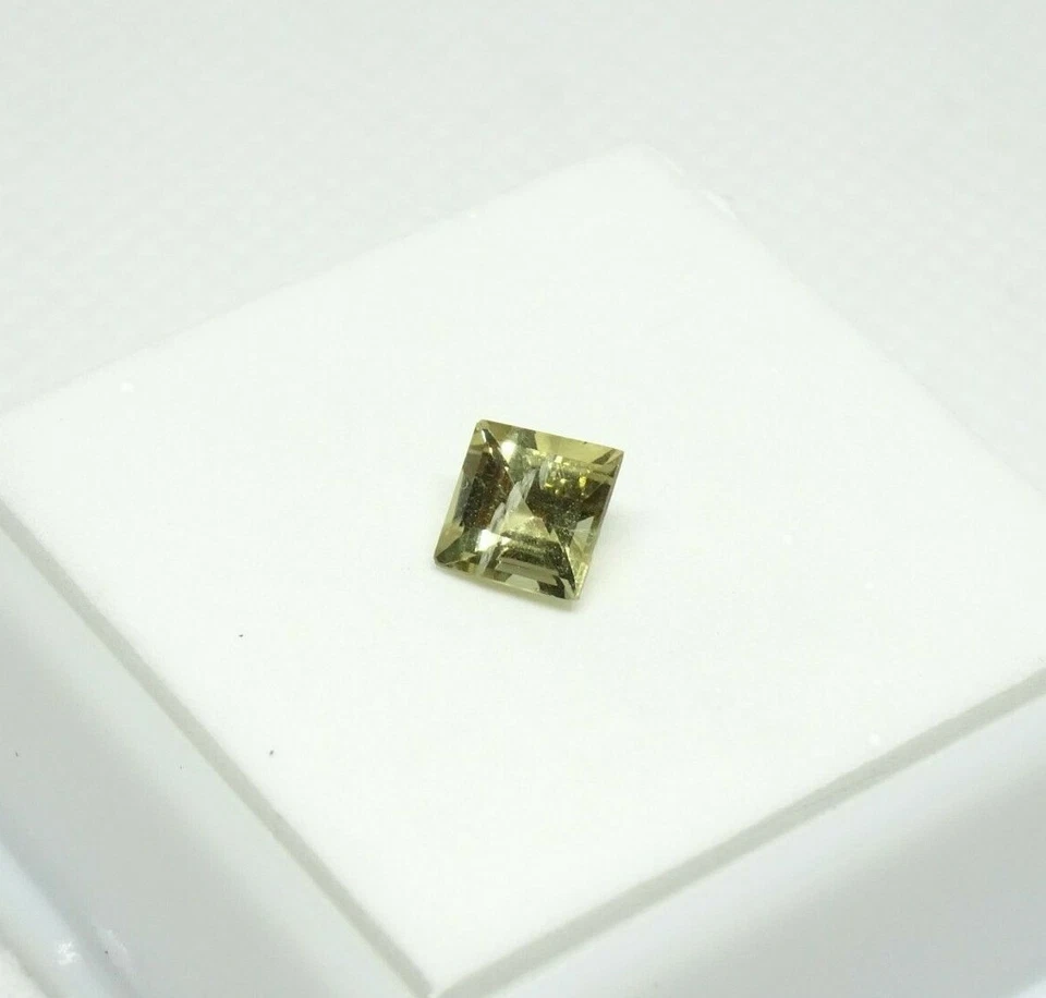 Piedra preciosa suelta Kornerupine amarillo 0,90 ct - 5,6 mm cuadrado - amarillo Kornerupine Foto 3 de 4