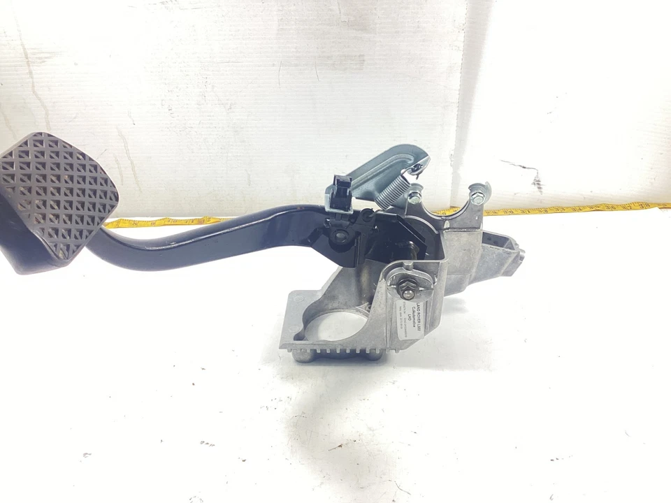 2010 - 2012 LAND ROVER RANGE ROVER HSE BRAKE STOP PEDAL ASSEMBLY OEM . - Image 2 of 4