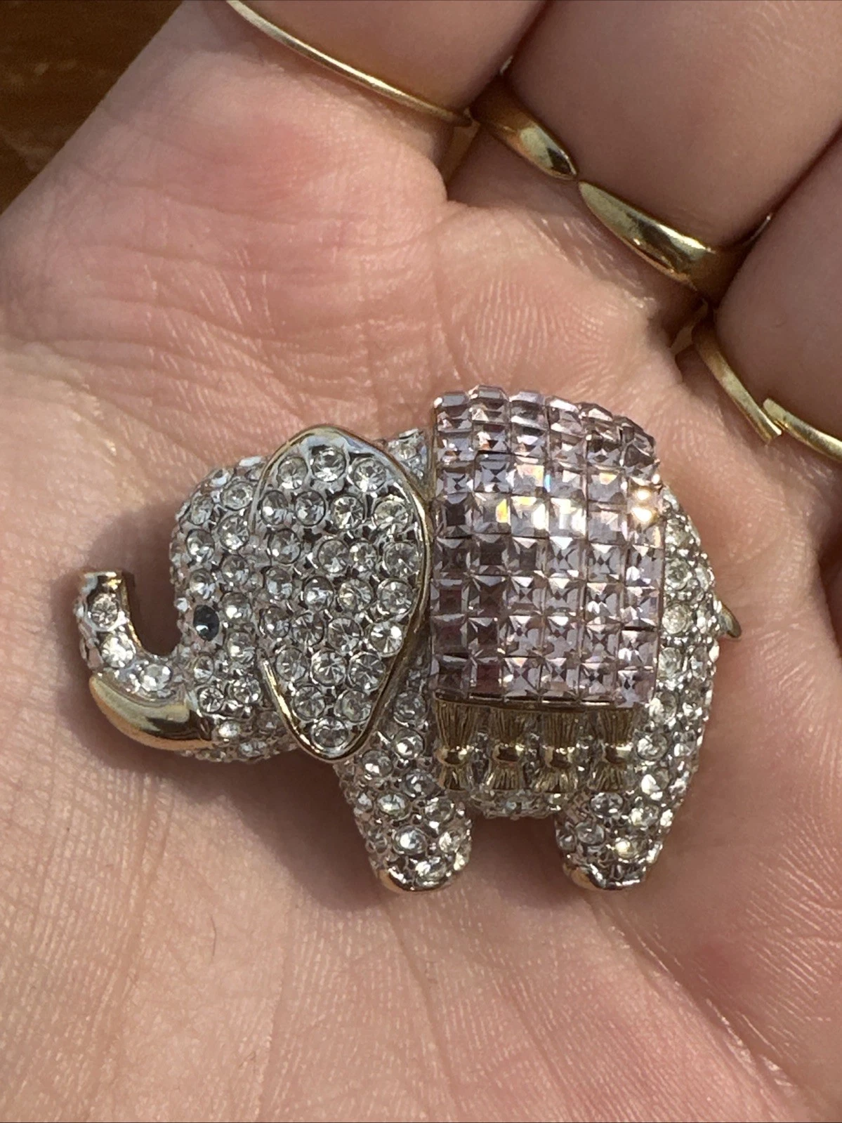 Petite Broche Éléphant Doré Strass Blanc Et Violet Bijoux Fantaisie