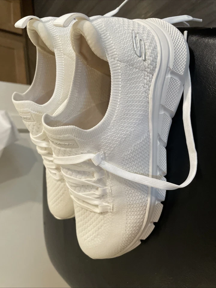 Tenis para correr Skechers blancos de espuma viscoelástica muy nuevos solo usados una vez talla 8/12 Foto 2 de 4