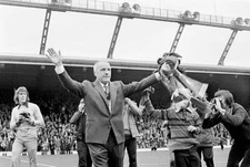 Football Bill Shankly Acknowledges The Crowd 1973 OLD PHOTO