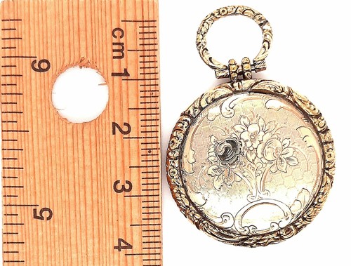 9ct Yellow Gold Vintage Photo Pendant Flower Bouquet Engraved Back - 第 10/11 張圖片