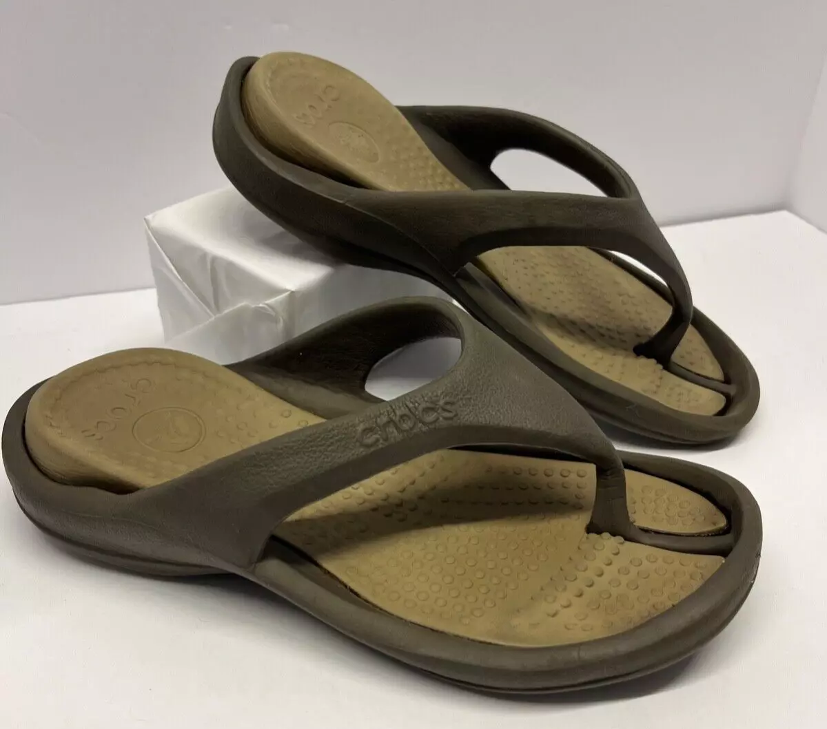 Brown crocs sales flip flops