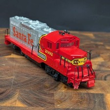 HO Scale Walthers Trainline Santa Fe GP9M Diesel Locomotive.#2092