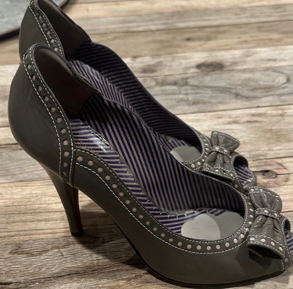 Moschino Tacones Peep Toe Baratos y Chic Para Mujer EE. UU. 8,5 UE 38,5 Foto 3 de 4