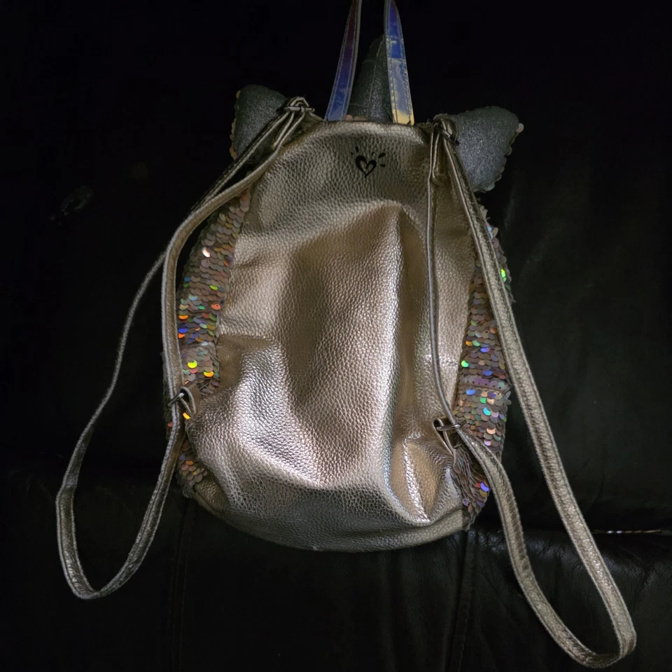 JUSTICE MINI BACKPACK UNICORN “A” GOLD IRIDESCENT SEQUINS/FURRY POM POM WOW CUTE Foto 2 de 4