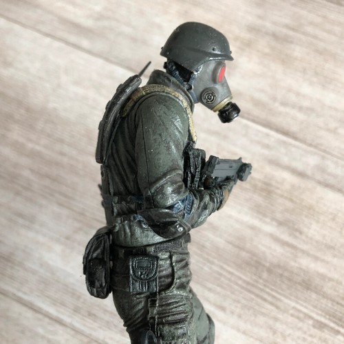 Resident Evil 10th Anniversary Figure Hunk Action Figure - Picture 7 of 12