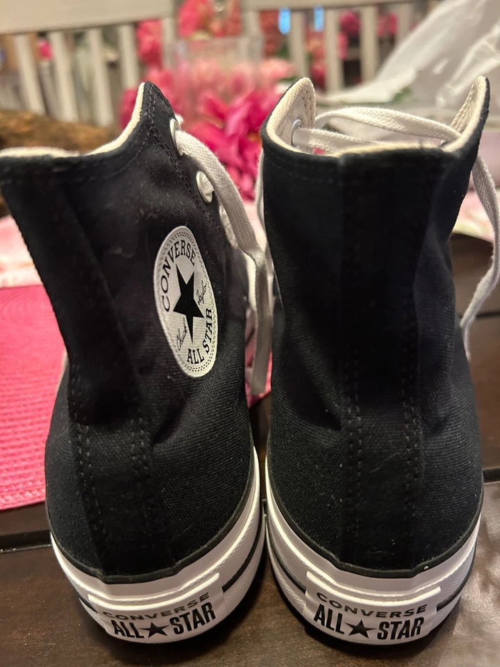 CONVERSE HIGH TOP BLACK AND WHITE SNEAKERS IN SZ 8 - Image 3 of 4