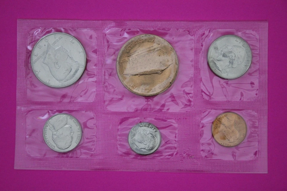 1983 Philadelphia US Souvenir Mint Set 5 Uncirculated Coins Authentic 9053 - Image 3 of 4