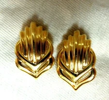 Retro Emblem Shell Statement Clip Gold Earrings 18 Karat Omega**
