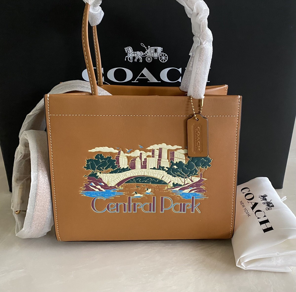 【極美品】コーチ ワイン レザーケース ゴールド金具 バーガンディ 希少レア NWT COACH CASHIN CARRY TOTE 22 DARK AMBER LEATHER CENTRAL PARK