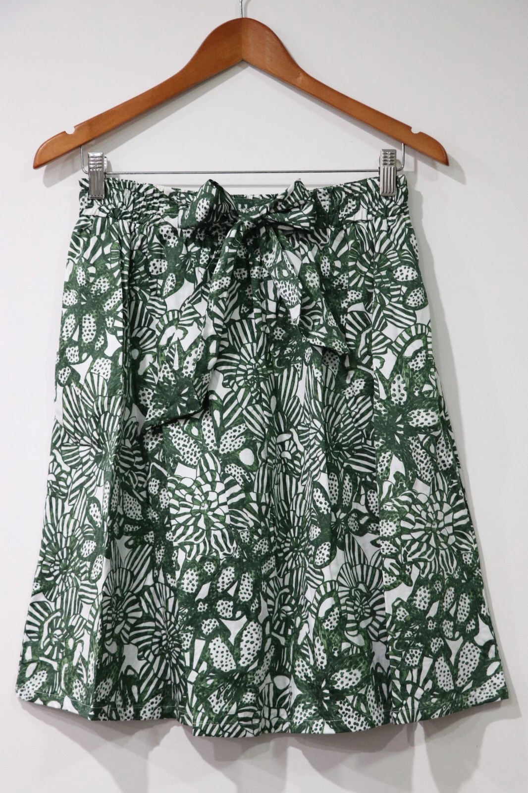 H&M A-Line Skirt Size 8 Green Floral Knee Length Tie Front Stretch Waist VG Cond