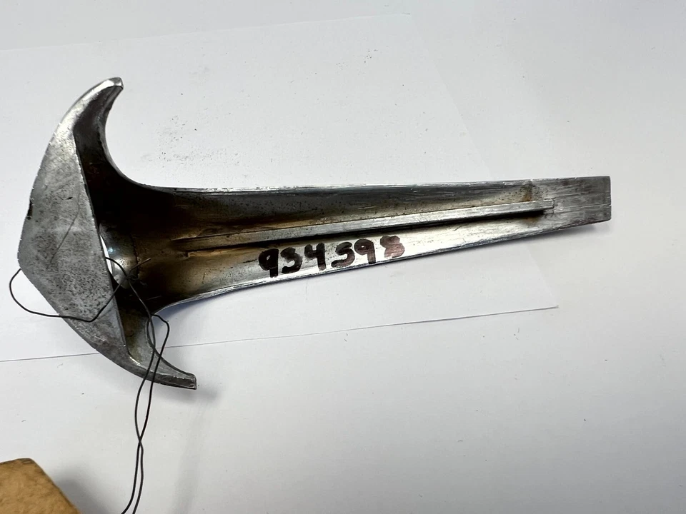 Chrysler New Yorker Saratoga 1941 luz trasera izquierda lente retenedor superior 934598 nuevo en stock Foto 4 de 4