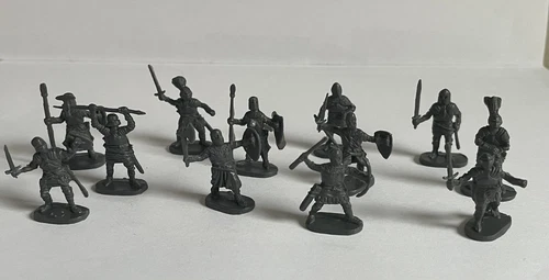 Medieval Knights Figures  1/72 Scale  20 Assorted Figures   MKF20