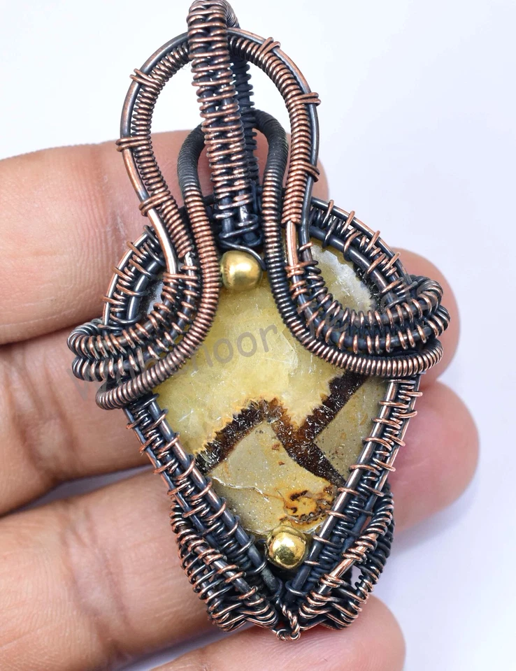 Pendente Bellissimo In Gemma Septariana Gialla Avvolto In Rame Da 131,15 Ct - Immagine 3 di 4